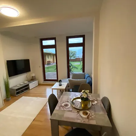 Kuestengold Ruhig, Familenfreundlich, Mit Terrasse Und Gem Garten Im Eg Appartamento